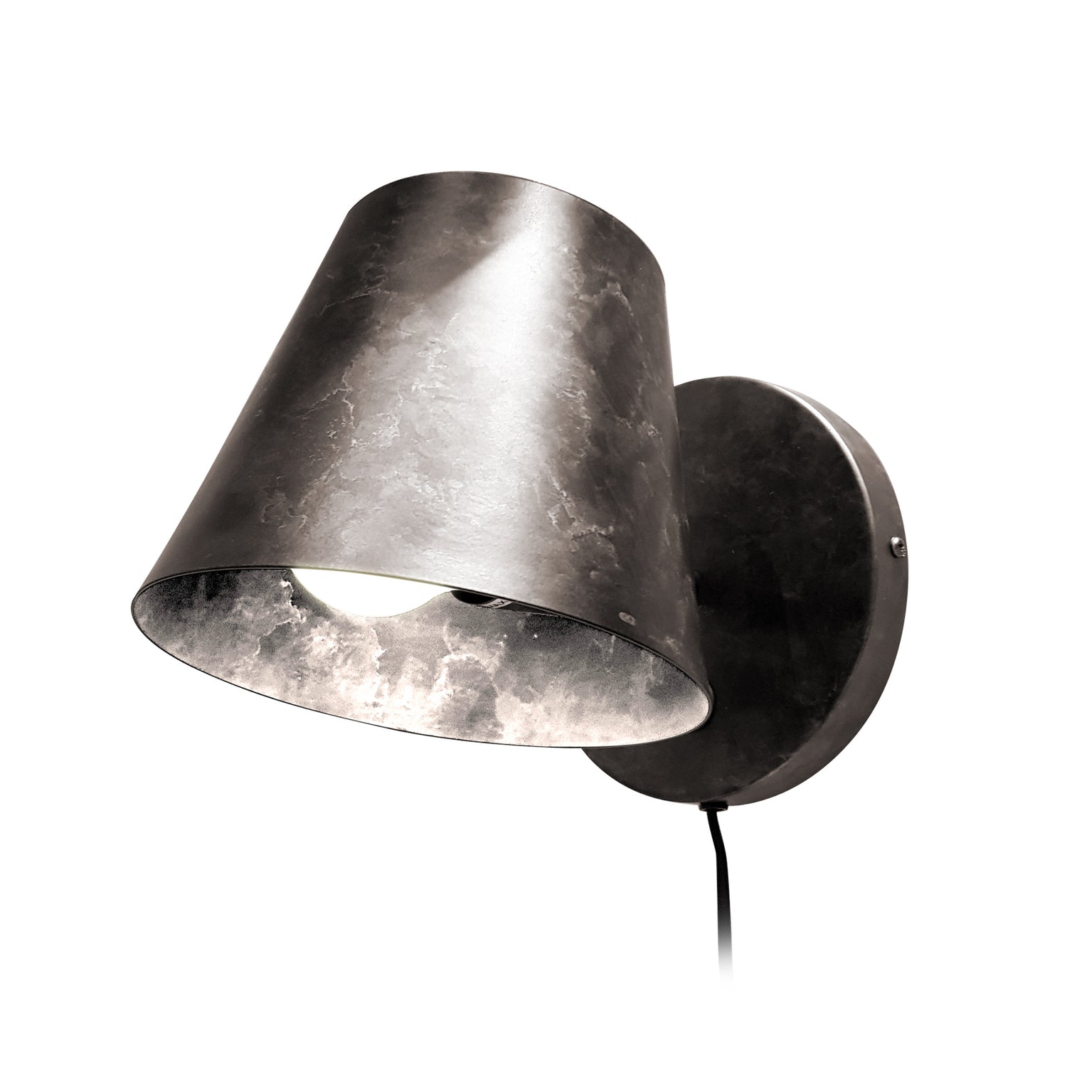 Carbide-seinävalaisin on tyylikkään metallin värinen. Kuvassa valaisimessa kylmän sävyinen lamppu.