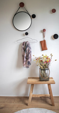 Casa-peilin ripustat seinälle kätevällä ripustusnarulla.