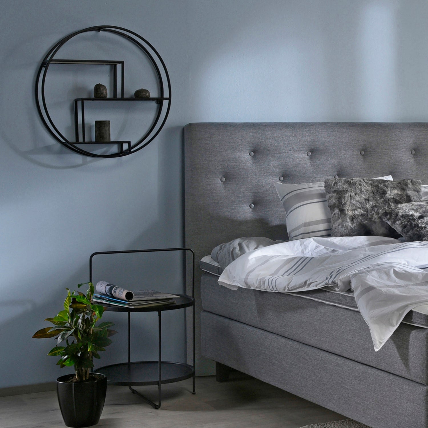 Näyttävä puunvärinen Casa-seinähylly mustalla rungolla. Kuvassa tyylikäs seinähylly on Aava-jenkkisängyn kaverina makuuhuoneen seinällä.