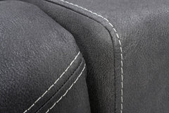 Cinemassa on harmaa kangasverhoilu, jossa on aidon nahan tuntu ja kankaan mukavuus.