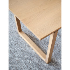 Lähikuvassa tammenvärisen Colonsay-ruokapöydän kulma ja kannen pinta.