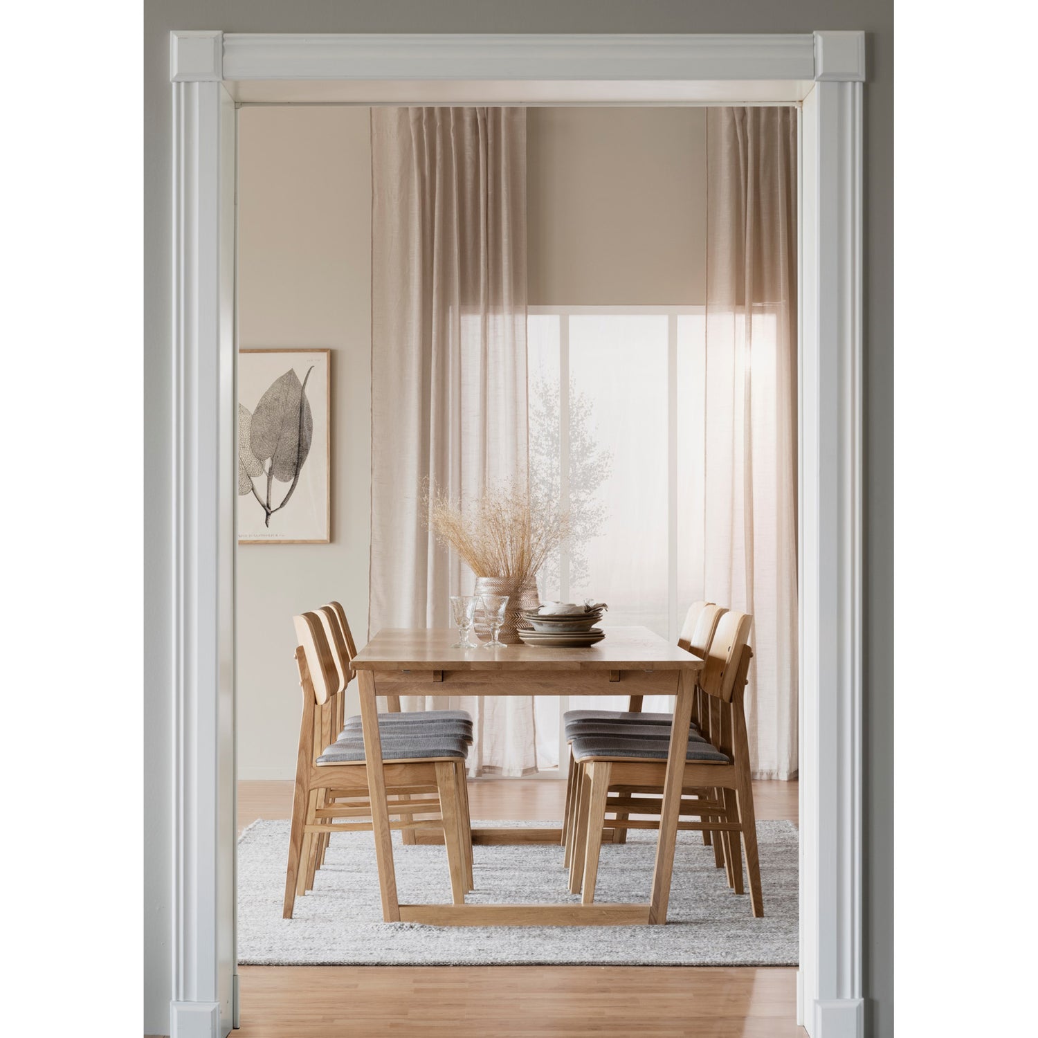 Kuvassa on Colonsay-ruokapöytä 215 x 96 cm. Tammenvärisen ruokaryhmän tuoleina on erikseen myytävät Rowicon Nagano-tuolit vaaleanharmaalla istuinverhoilulla.