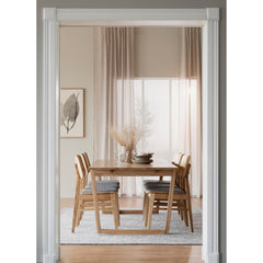 Kuvassa on Colonsay-ruokapöytä 215 x 96 cm. Tammenvärisen ruokaryhmän tuoleina on erikseen myytävät Rowicon Nagano-tuolit vaaleanharmaalla istuinverhoilulla.