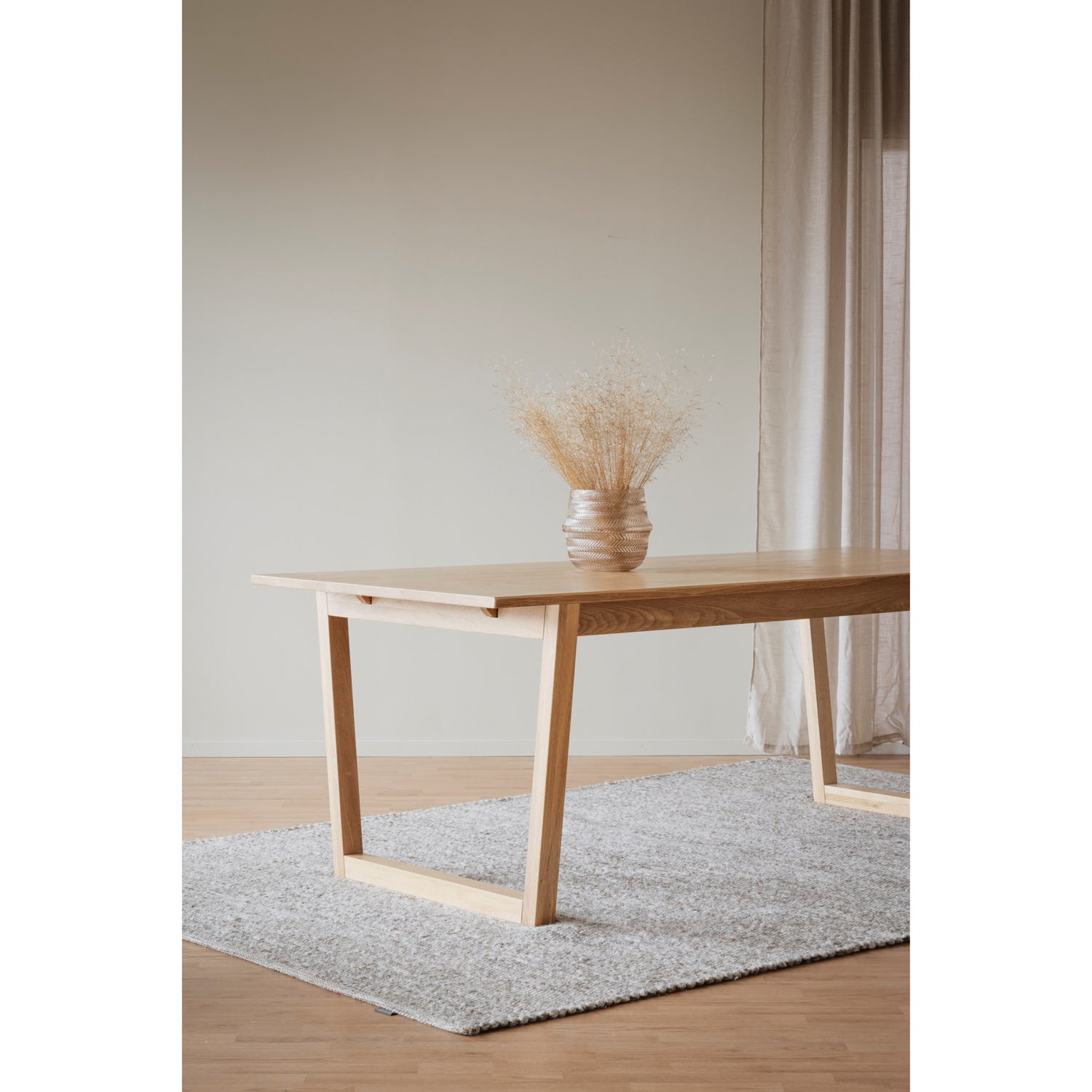 Kuvassa on tammenvärinen Colonsay-ruokapöytä 215 x 96 cm, tammenvärinen.