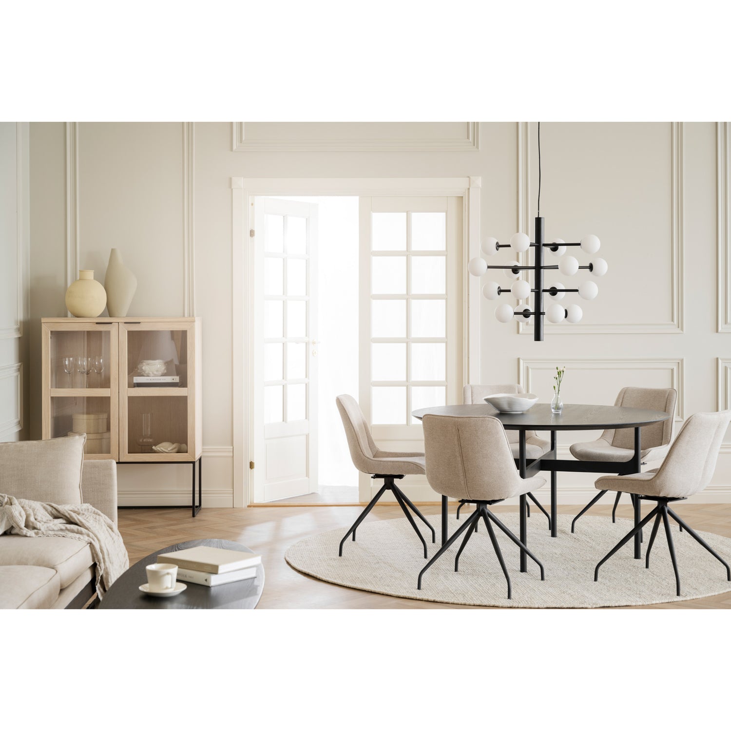 Kuvassa on Rossport-tuolit ruokaryhmän tuoleina beigen värisellä kangasverhoilulla. Kuvan Rowicon Colton-pöytä myydään erikseen.