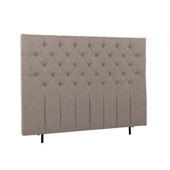 Napillinen 160 cm leveä Hilding Cross -sängynpääty korokejaloilla hiekanvärisenä.
