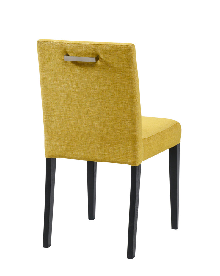 Deco Lux -tuoli mustilla tammijaloilla. Verhoiluna on okranvärinen Naomi 514 -kangas. Tuolissa on metallikahva tuolin selkänojassa.