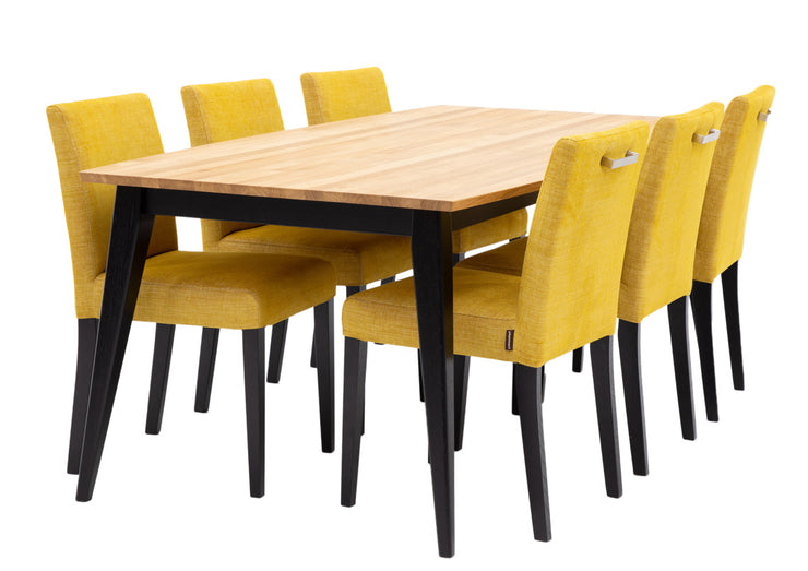  Kuvassa on okranväriset Naomi 514 -kangasverhoillut Deco Lux -tuolit mustilla tammijaloilla ja metallikahvoilla. Tuolit on yhdistetty Deo-tammipöydän kanssa, jossa on luonnonvärinen tammikansi.