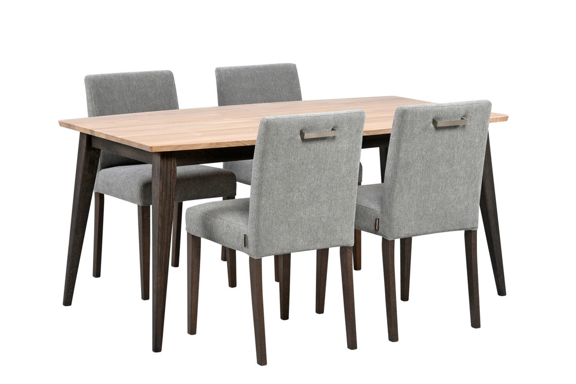 Kuvan Deco-pöydässä on savutammirunko ja valkotammikansi. Kuvassa pöytään on yhdistetty tuolit, joissa on savutammijalat ja harmaa Rodeo 104 -kangasverhoilu ja metallikahvat.