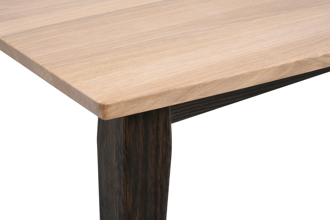 Deco-tammipöydän valkotammenvärinen kansi sopii upeasti yhteen savutammenväristen jalkojen kanssa.