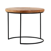 Kuvassa on ison Deco-sarjapöydän kahdesta pöydästä pienempi pöytä, joka on halkaisijaltaan 50 cm. Pöydässä on mangopuinen kansilevy ja musta metallirunko.