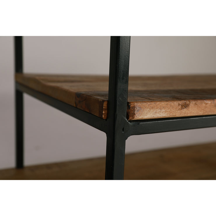 Lähikuvassa näkyy Deco-sarjan mangopuisen tv-tason mustaa metallista jalkakehikkoa, hyllyä ja alatasoa.