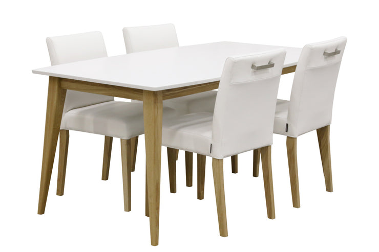 Deco-ruokapöytä lakatulla luonnonvärisellä tammirungolla ja valkoisella mdf-kannella. Tuoleissa on luonnonväriset tammijalat ja valkoinen Soft Antique- nahka-/keinonahkaverhoilu, sekä metallikahvat.
