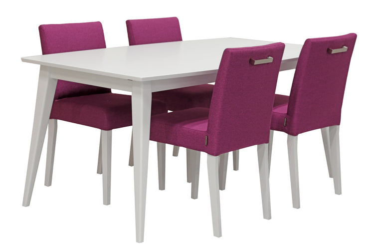 Kuvassa purppurat Deco Lux -tuolit on yhdistetty valkoisen Deco-ruokapöydän kanssa.