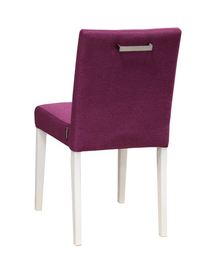 Deco Lux -tuoli valkoisilla koivujaloilla ja purppuralla Luna-kankaan verhoilulla, sekä metallikahvalla.