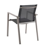 Kuvassa hiekanvärinen Delia Textiline -tuoli mustalla istuinosalla, takaapäin kuvattuna. Modernissa tuolissa on kauniit yksityiskohdat.