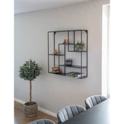 Neliönmuotoinen Dolce vita -hylly tarjoaa näyttävän ja persoonallisen ratkaisun kodin säilytystarpeisiin, sekä koriste-esineiden ja huonekasvien esillepanoon. Kuvan seinähylly on musta.
