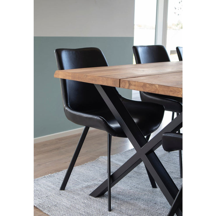 Kuvassa mustat Memphis-tuolit ja tammen värinen Tammisaari-pöytä koossa 200 x 95 cm.