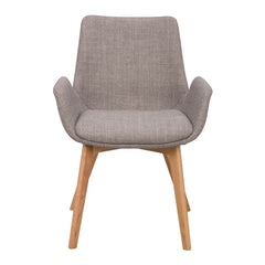 Drimsdale-tuoli harmaalla verhoilulla ja tammenvärisillä jaloilla.