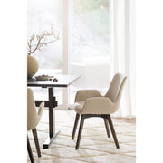 Kuvassa on Drimsdale-tuoli ruokapöydän tuolina beigellä verhoilukankaalla ja savutammenvärisillä jaloilla.