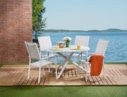 Dyyni-pinottava tuoli on täydellinen valinta kesäksi ruokapöydän ympärille. Kuvan tuolien väri on valkoinen/harmaa.