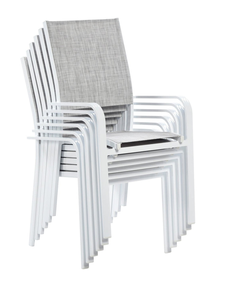 Pinoutuvat Dyyni-tuolit säästävät tilaa talvisäilytyksessä. Kuvan tuolien väri on valkoinen/harmaa.