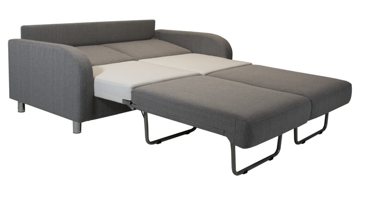 Elina-vuodesohva harmaalla Sublim 52 -kankaalla ja 10 cm korkeilla metallisilla putkijaloilla. Kuvassa Elina 3-istuttava sohva, jonka molemmat vuodeosat on levitettynä.