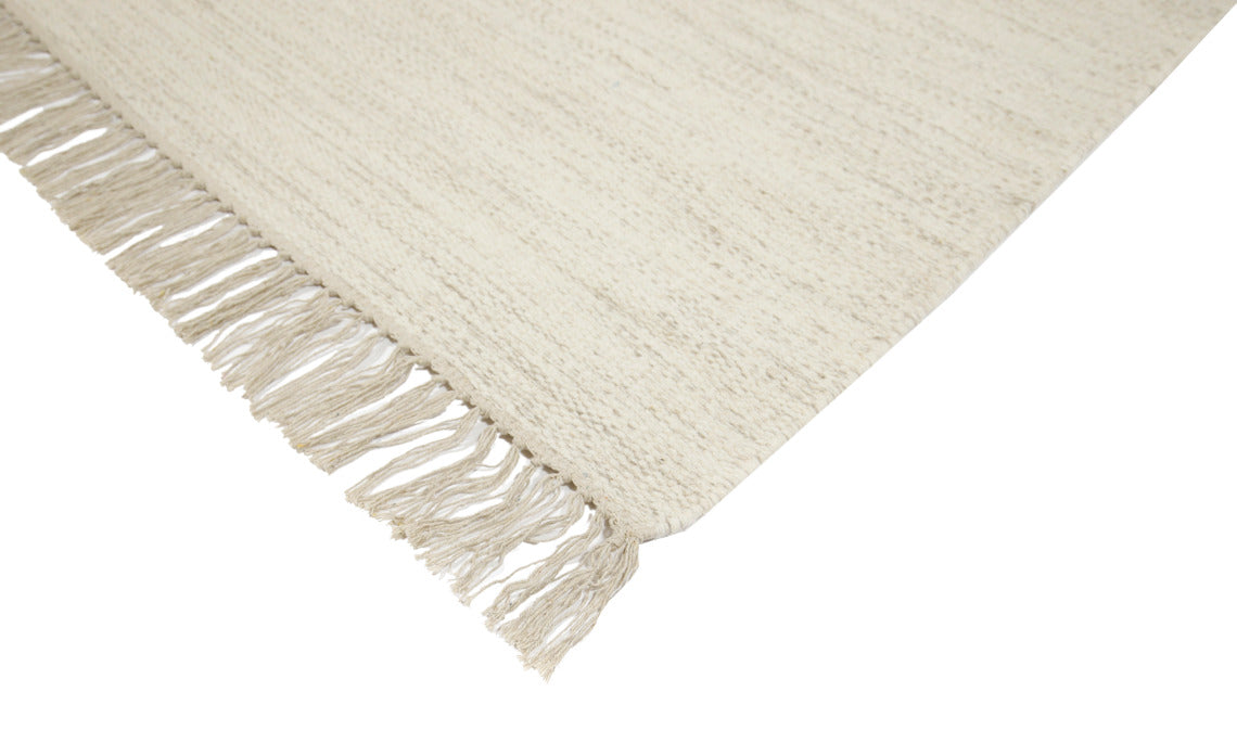 Emma-villamatto valkoisena. Villamaton tiivis pinta hylkii likaa ja on helppo pitää puhtaana.