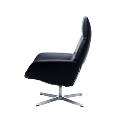 Kääntyvässä ja kallistuvassa Kebe Ergo-lepotuolissa on musta Balder-nahkaverhoilu ja kromin värinen Vision Crome -jalka.