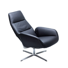 Kääntyvässä ja kallistuvassa Kebe Ergo-nojatuolissa on musta Balder-nahkaverhoilu ja kromin värinen Vision Crome -jalka.