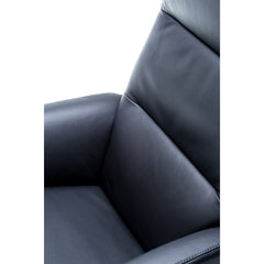 Lähikuvassa Kebe-nojatuolin musta Balder-nahkaverhoilu.