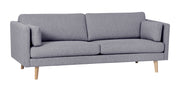 3,5 hengen Erin-sohva harmaalla Degas 83 -kangasverhoilulla ja luonnonvärisillä puujaloilla.