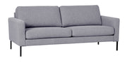 3 hengen Erin-sohva harmaalla Degas 83 -kangasverhoilulla ja mustilla metallijaloilla.