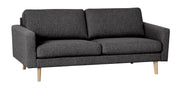 3 hengen Erin-sohva tummanharmaalla Degas 92 -kangasverhoilulla ja luonnonvärisillä koivujaloilla.