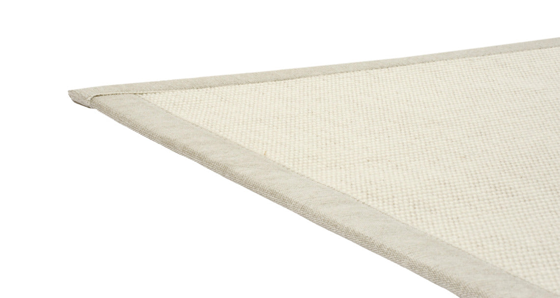 Lähikuva valkoisesta Esmeralda villa-paperimatosta.