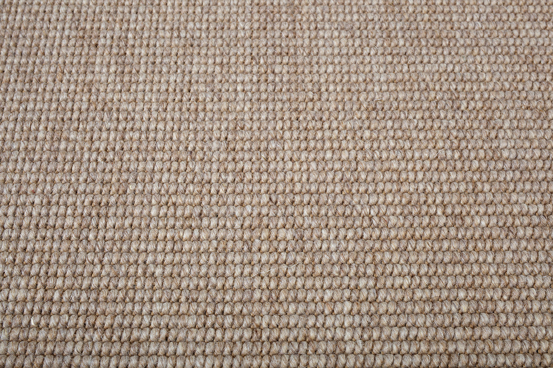 Esmeralda-maton loimi on huovutettua villaa ja kude paperinarua.