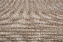 Esmeralda-maton loimi on huovutettua villaa ja kude paperinarua.