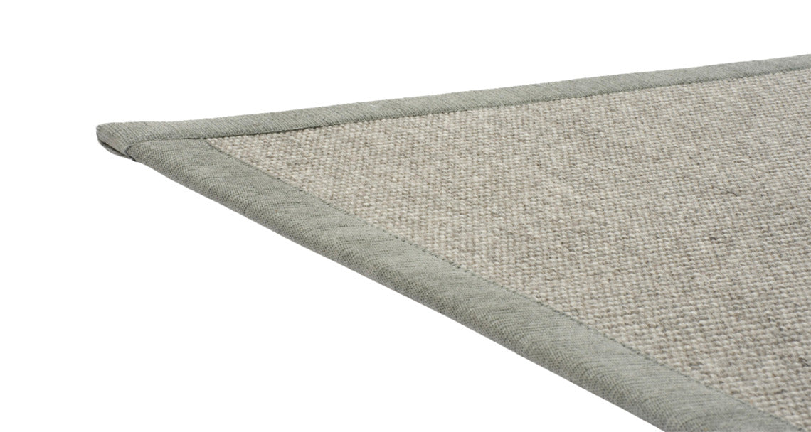 Lähikuva harmaasta Esmeralda villa-paperimatosta.