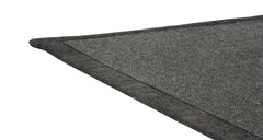 Lähikuva mustasta Esmeralda villa-paperimatosta.