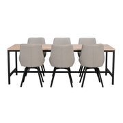Kuvassa on ruokailuryhmän pöytänä Everett-ruokapöytä valkotammikannella ja ohuilla metallijaloilla. Ruokapöydän tuoleina on erikseen myytävät Alison-tuolit beigen värisellä verhoilulla.
