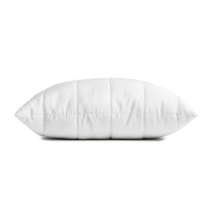 Familon Lux -tikkityynyssä on paksu tikattu satiinipäällinen, joka tekee tyynystä ihanan tuntuisen.