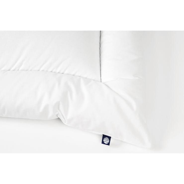 Erityisen raikas Familon Original Flat -tyyny on myös kauniisti viimeistelty ja miellyttävä nukkua.