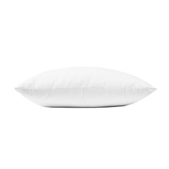Raikkaan viileältä tuntuva Familon Cool -tyyny on pehmeydeltään normaali tyyny kaikkiin uniasentoihin.