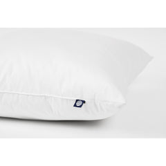 Laadukas Familon Cool -tyyny on suunniteltu viilentämään ja helpottamaan hikoilevan oloa. Normaalikorkuinen tyyny tukee niskaa kaikissa asennoissa.