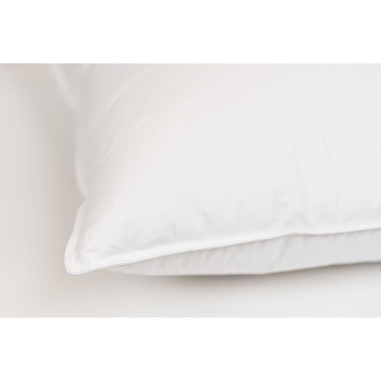 Lähikuva Familonin Sleep -tyynystä, joka on puolikorkea perustyyny.
