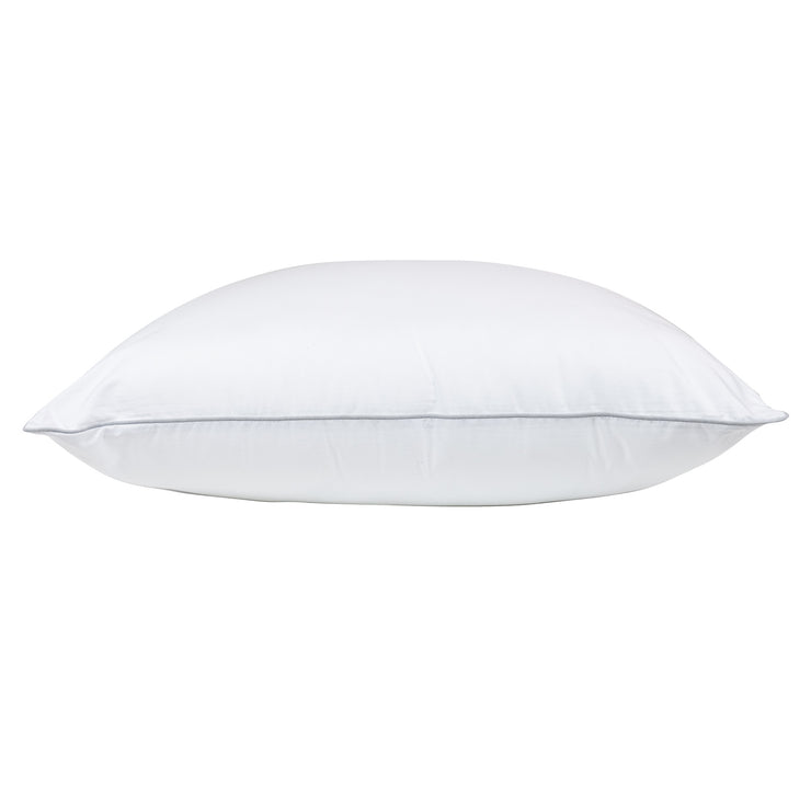 Stemma Tencel -tyyny on ihanan pehmeä puolikorkea tyyny, joka varmistaa yöunesi soveltumalla kaikkiin uniasentoihin. Valkoisessa tyynyssä on harmaa reunanauha.