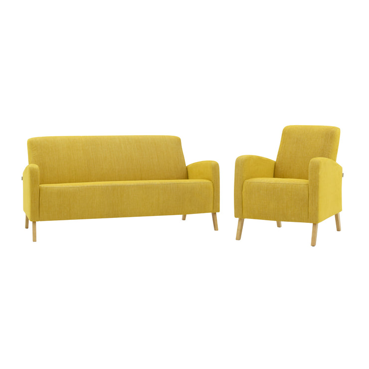 Kuvassa on Fanni 3-istuttava sohva ja erikseen myytävä Fanni-nojatuoli. Verhoiluna molemmissa sohvakalusteissa on okran värinen Naomi 514 -kangas ja jalat ovat luonnonväristä tammea.