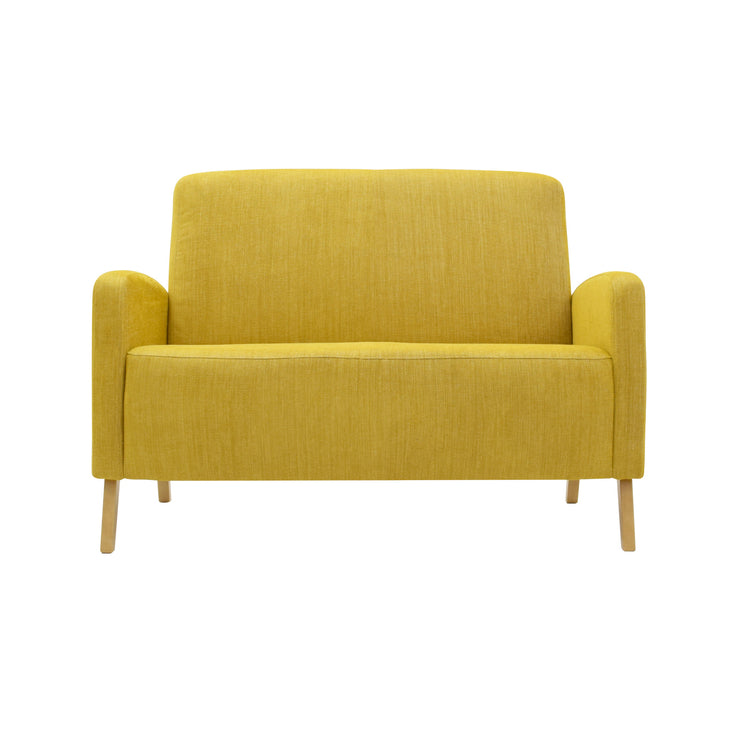 Fanni 2-istuttava sohva okran värisellä Naomi 514 -verhoilukankaalla ja luonnonvärisillä tammijaloilla.