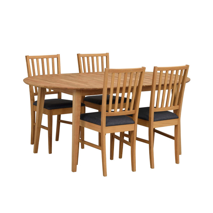 Ovaalin muotoinen jatkettava Filippa-ruokapöytä 170 x 105 cm tammen värisenä. Kuvassa on erikseen myytävät tammenväriset Filippa-tuolit.