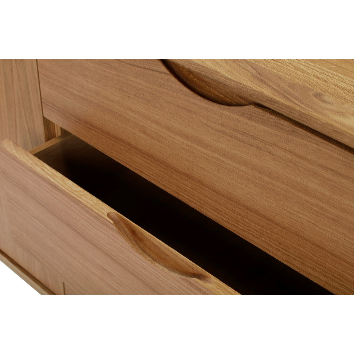 Lähikuva tammenvärisestä Fililppa-senkistä.